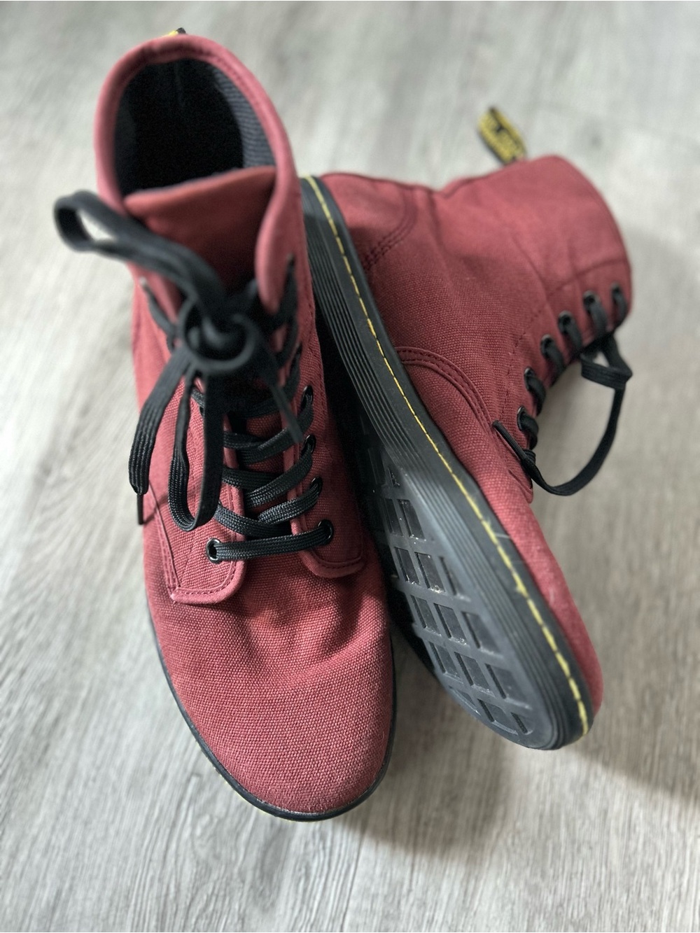 Dr. Martens Shoreditch Boots Women‎ 8 Cherry Red Canvas High Top Sneaker AW004